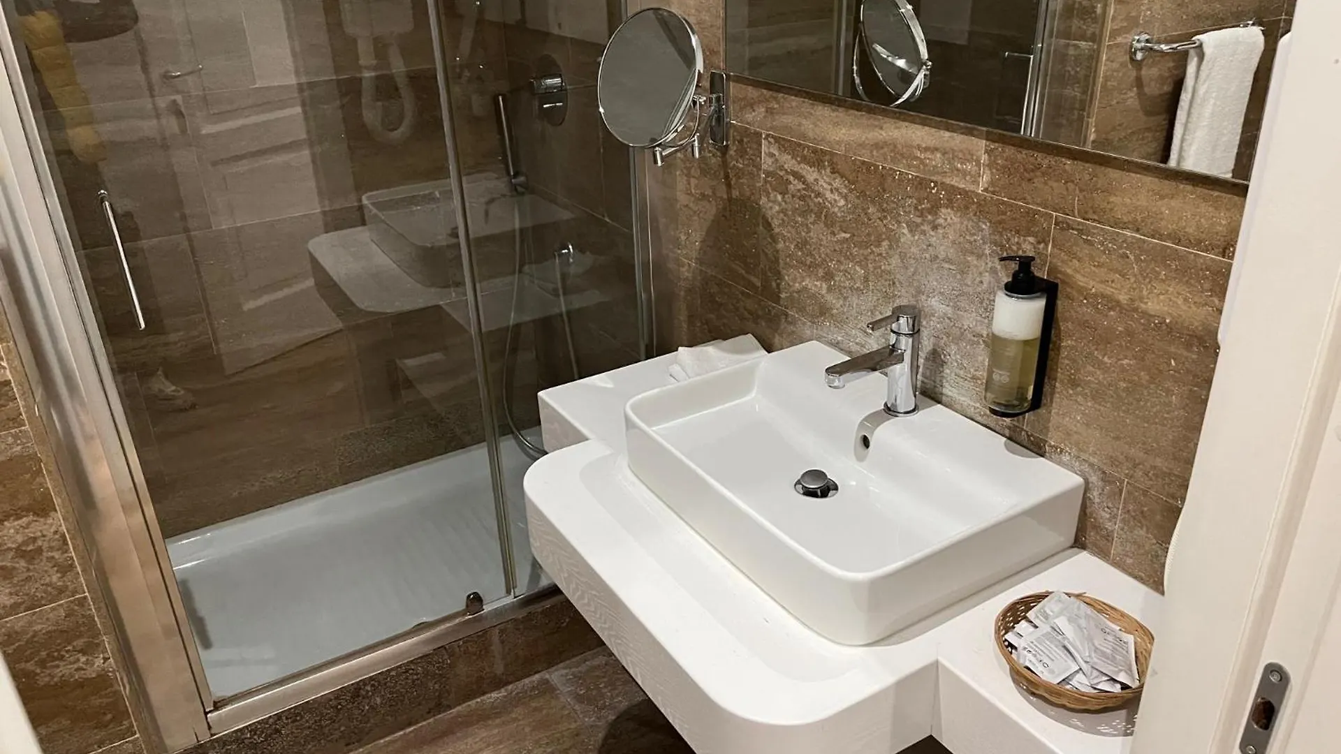 Camera Matrimoniale Roma Termini Con Bagno Privato イタリア